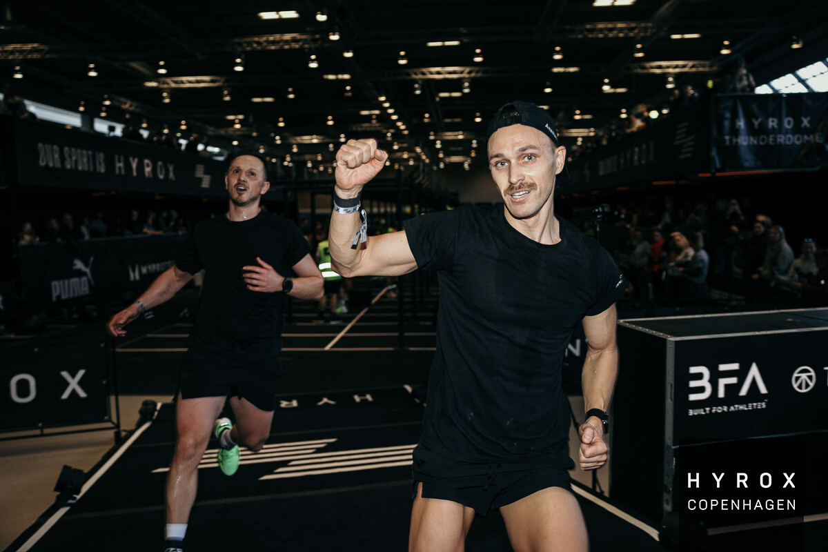 Felix Rubin med näven upp under målgången på HYROX Copenhagen